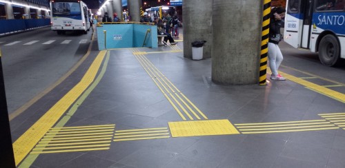 Instaladores de pisos táteis